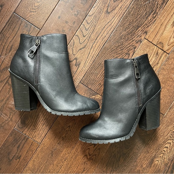 Call It Spring Ankle Heeled Zipper Boot (Black Faux Leather) Size: 9 - Picture 2 of 5